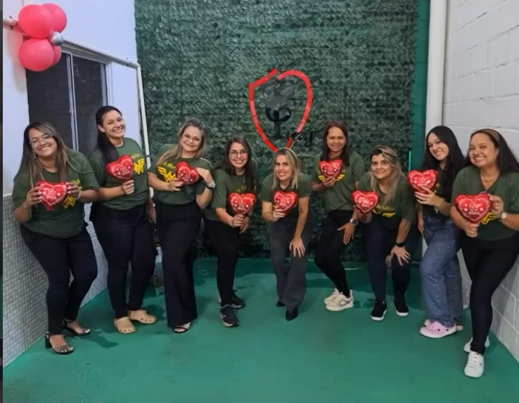 Equipe de professoras da Escola Piaget em evento comemorativo