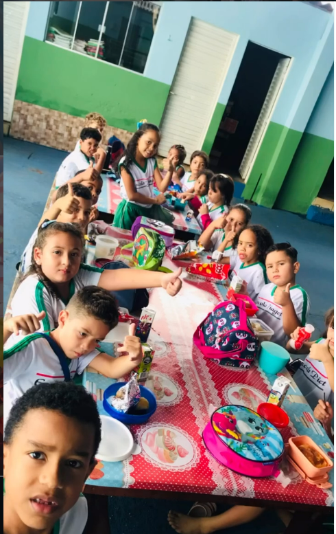 Alunos da Educação Infantil durante o lanche coletivo no pátio da Escola Piaget