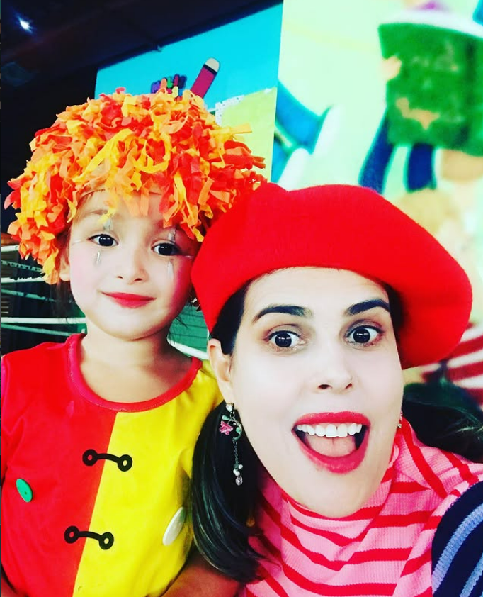 Professora e aluna fantasiadas em festa temática